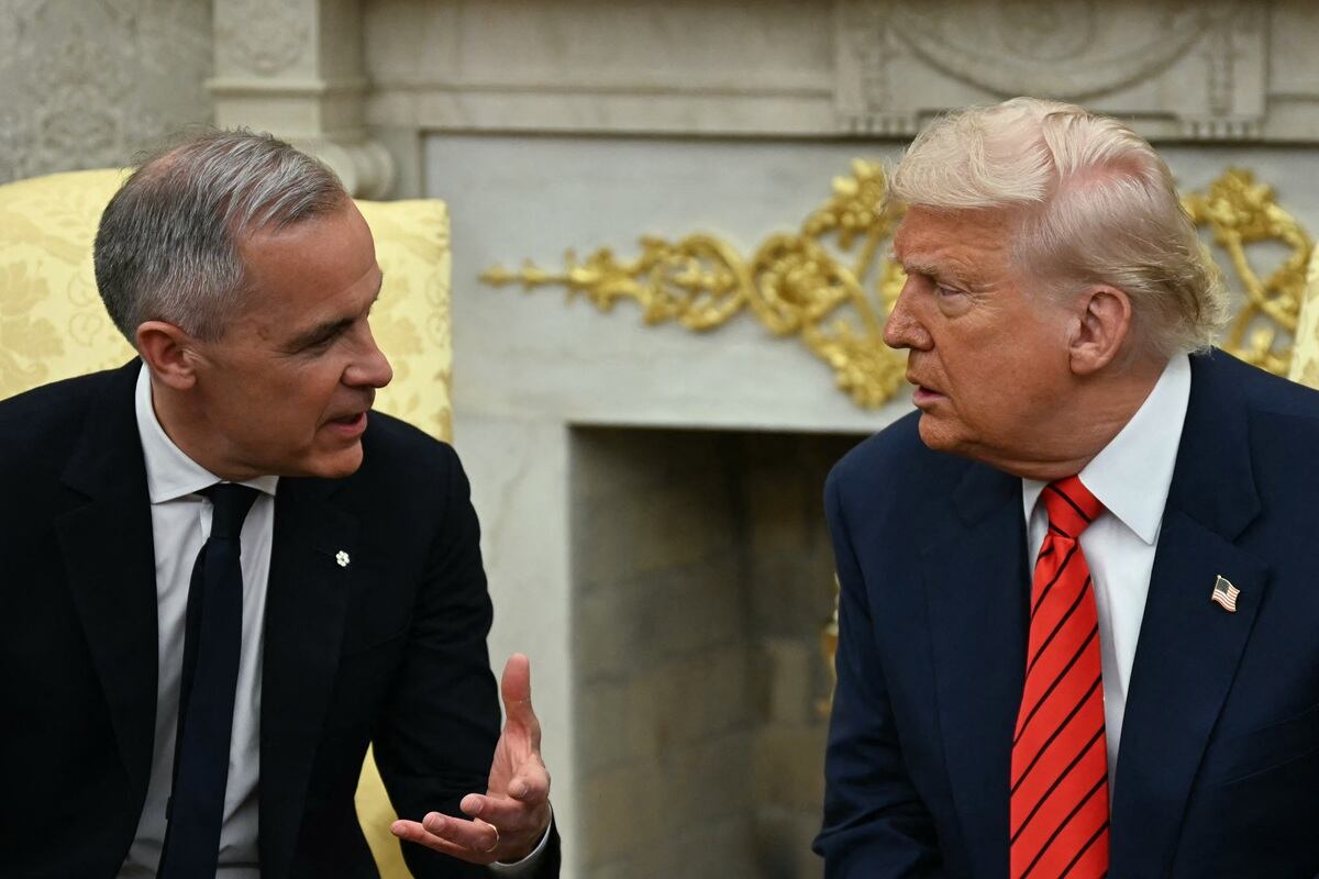 El presidente de Estados Unidos, Donald Trump, se reúne con el primer ministro canadiense, Mark Carney, en la Oficina Oval de la Casa Blanca en Washington, DC, el 6 de mayo de 2025. (Foto de Jim WATSON / AFP)