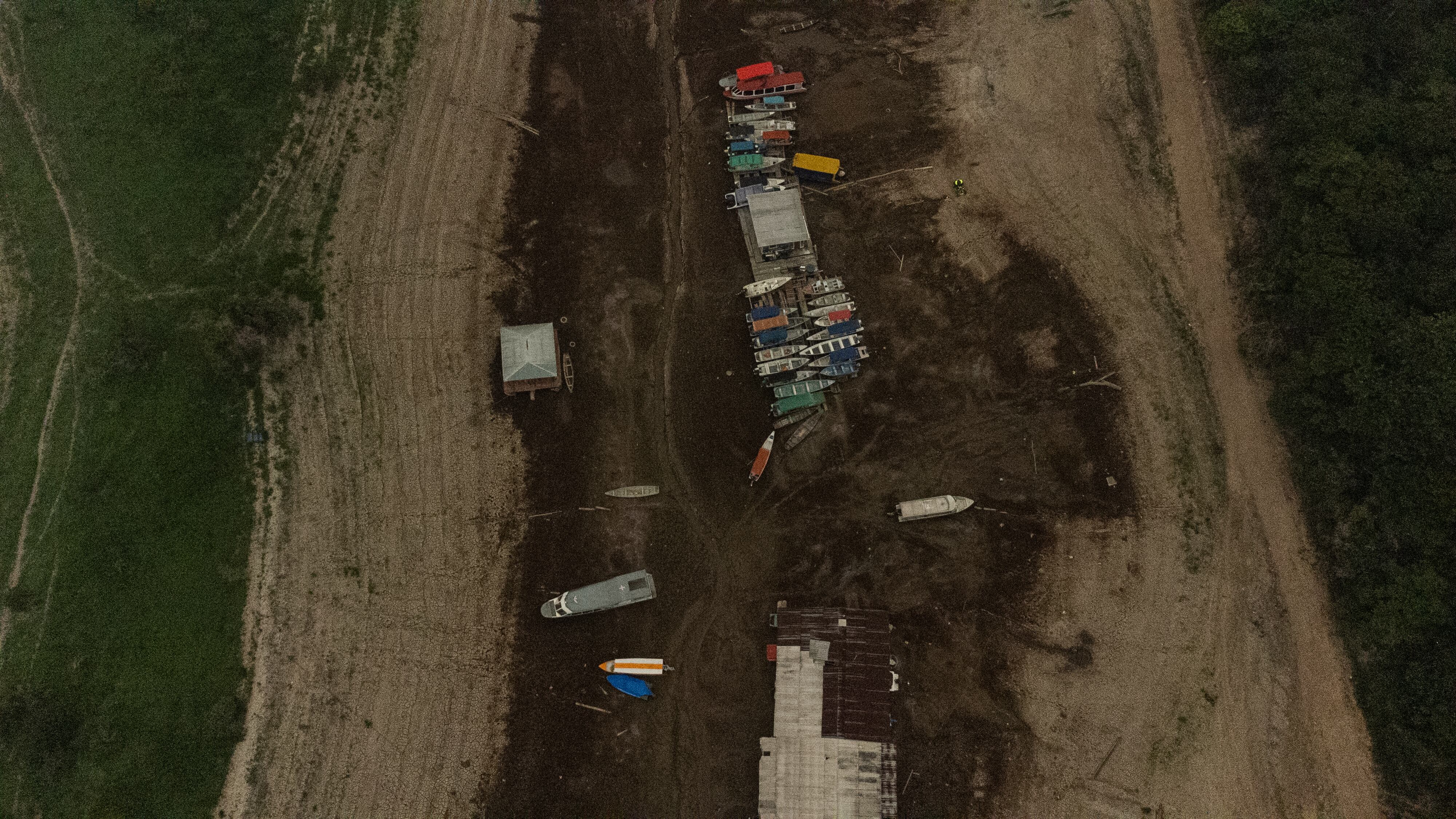 Sequía en la cuenca amazónica. Una imagen de dron muestra casas y embarcaciones varadas en el lago Puraquequara, en la Zona Este de Manaos, una de las zonas de la ciudad más afectadas por la sequía que azota el estado. (Foto: O GLOBO / GDA)