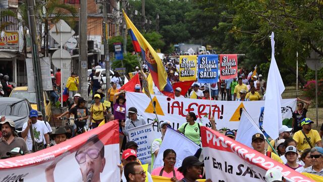 Miles de personas marchan en Colombia por las reformas sociales de Gustavo Petro