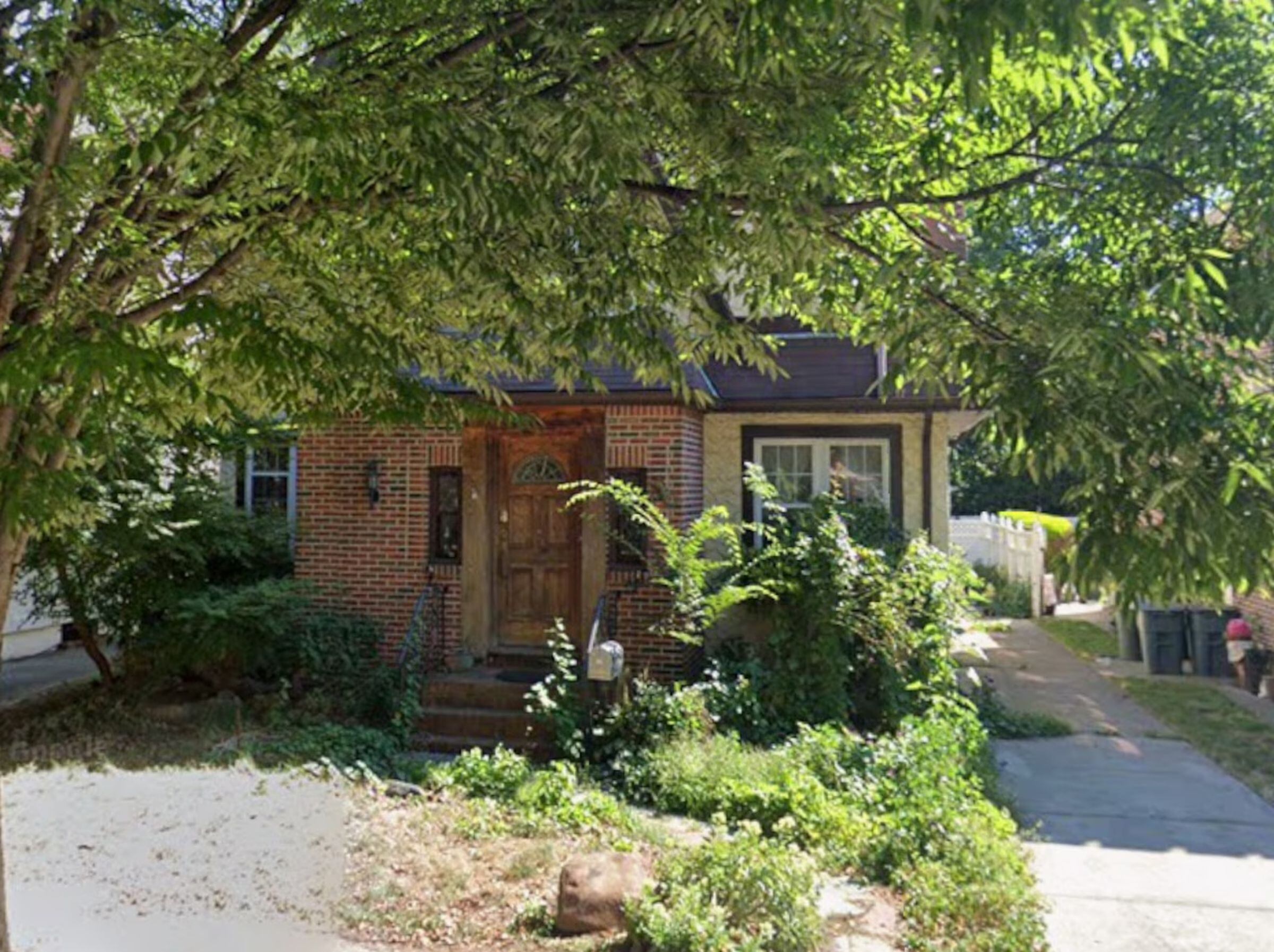 La casa donde pasó la infancia Donald Trump, en el 85-15 de Wareham Place (Foto: Google Maps)