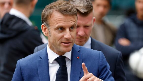 El presidente de Francia, Emmanuel Macron, abandona el colegio electoral después de votar en la primera vuelta de las elecciones parlamentarias en Le Touquet, en el norte de Francia, el 30 de junio de 2024. (Foto de Ludovic MARIN / AFP)