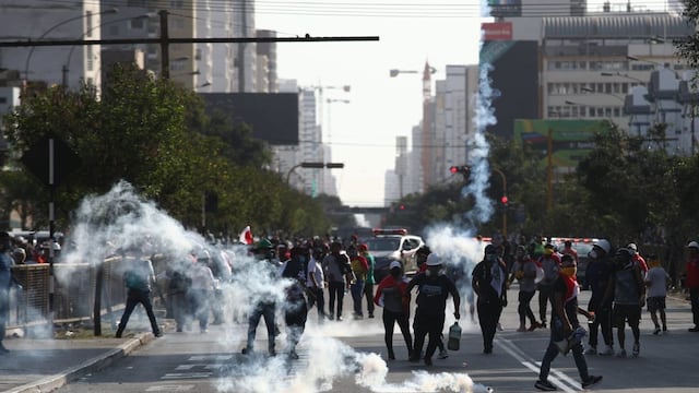 Protestas en Lima: manifestantes y policías se enfrentaron en la plaza Bolognesi