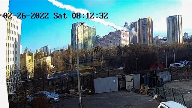El impactante momento en el que un misil ruso impacta en un edificio residencial de Kiev | VIDEO