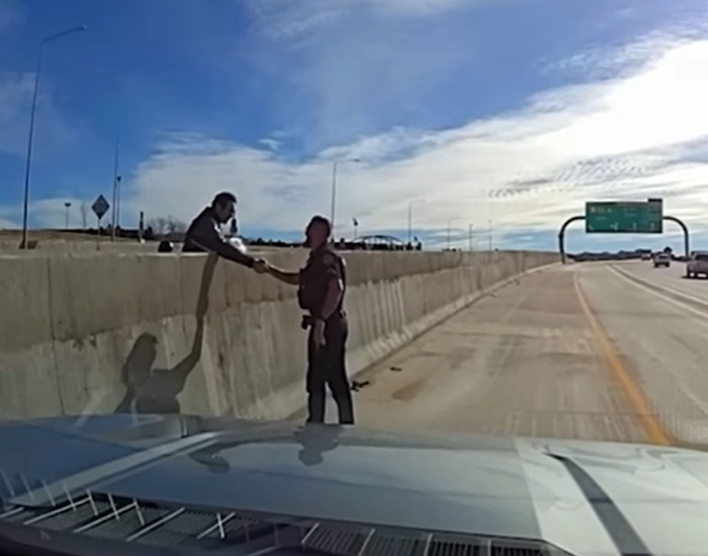 Esta imagen permite ver el momento en que el policía Zach Zepeski saluda a Matt Gnojek, el hombre disfrazado del ‘Capitán América’. (Foto: Inside Edition / YouTube)