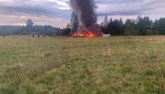 Los restos de un avión en llamas cerca de la aldea de Kuzhenkino, en la región de Tver. Un avión privado se estrelló en la región de Tver en Moscú y el jefe de Wagner, Yevgeny Prigozhin, estaba en la lista de pasajeros, dijeron agencias rusas el 23 de agosto de 2023. (Foto: TELEGRAM/ @grey_zone / AFP).