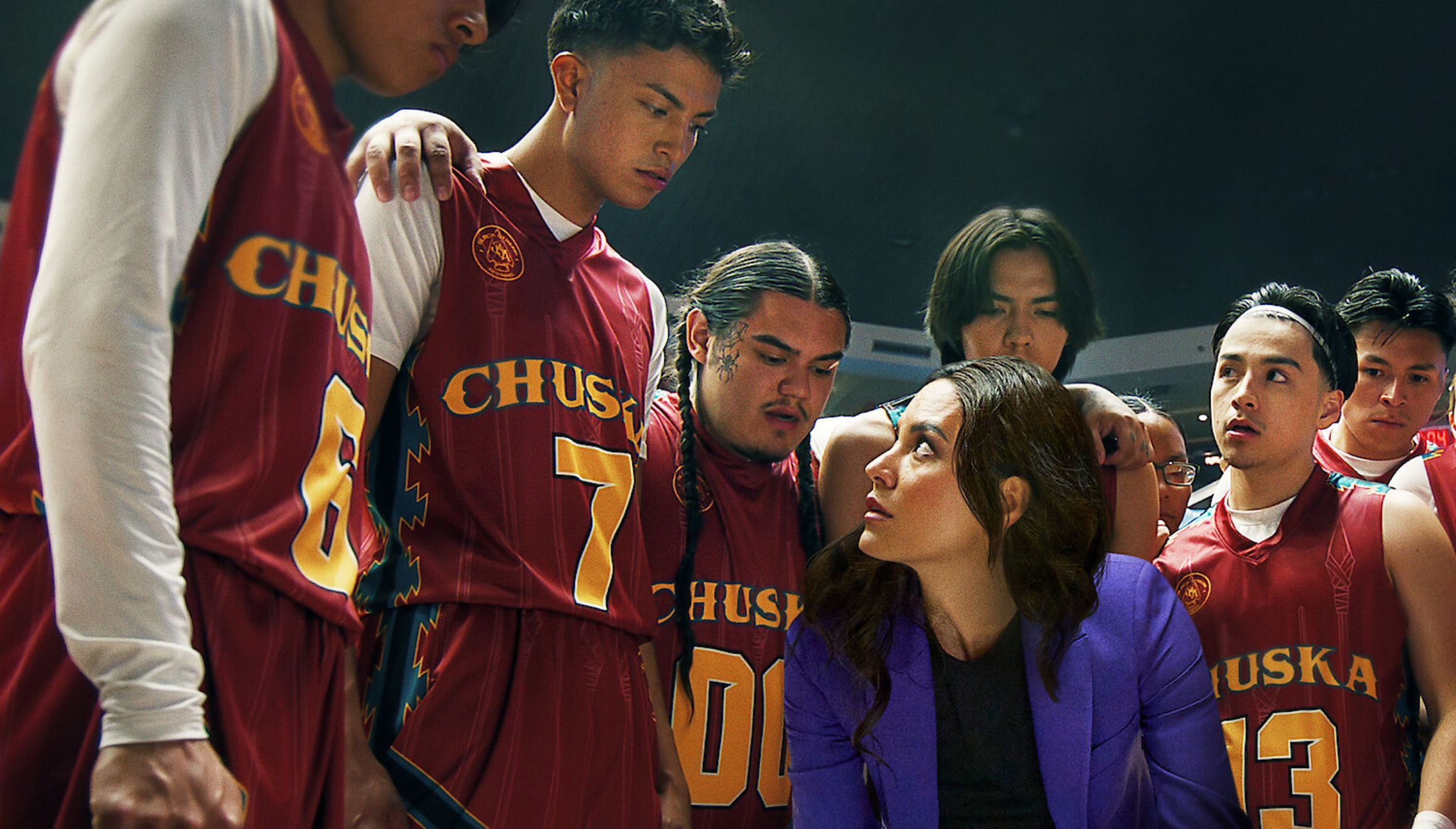 La entrenadora Heather Hobbs (Jessica Matten) reúne a los Chuska Warriors en el drama deportivo "Rez Ball" (Foto: Netflix)