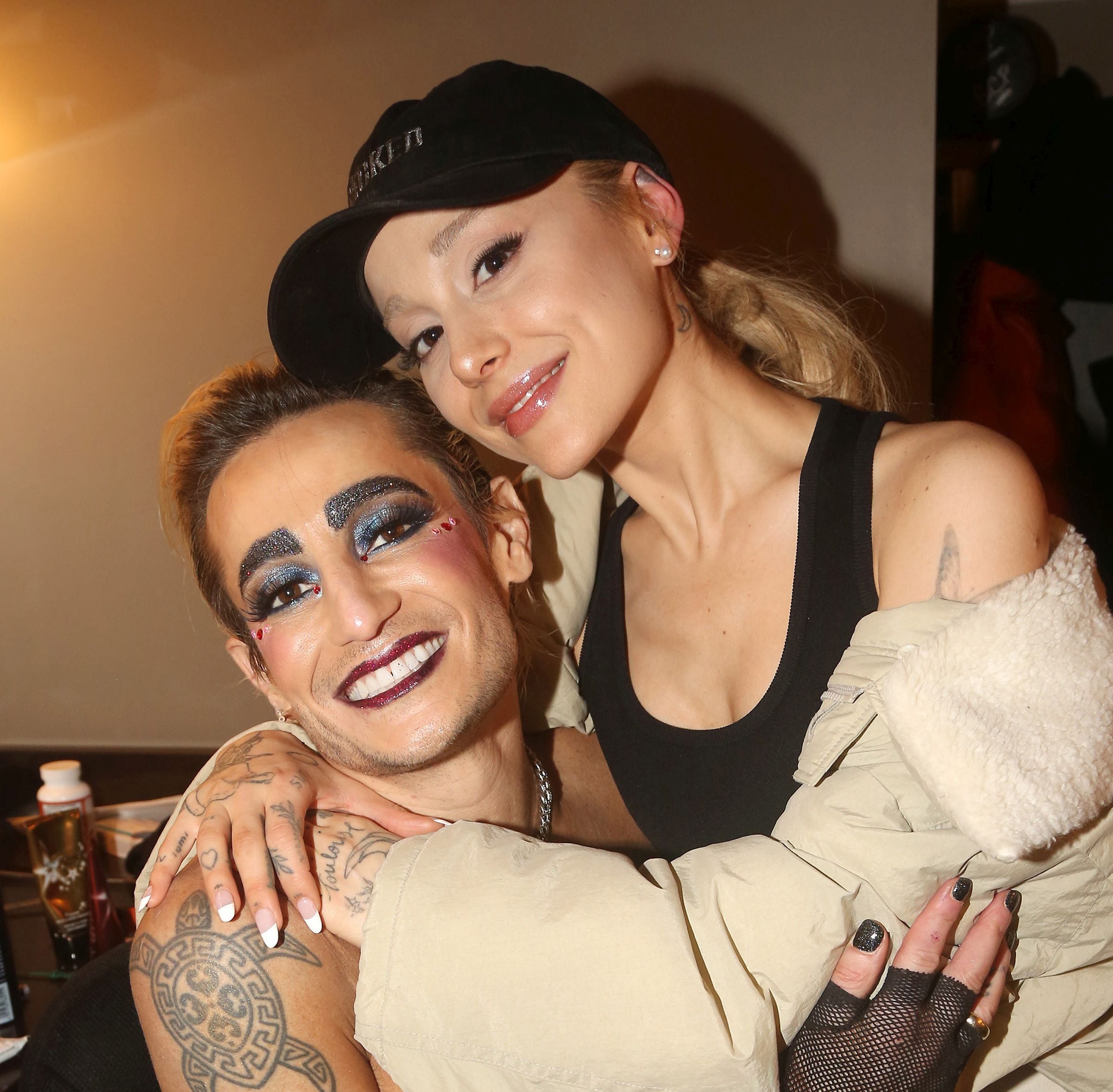 Ariana Grande se lleva muy bien con su hermano Frankie. Aquí ambos aparecen detrás del escenario en la noche de apertura de ‘The Rocky Horror Show’ en The Bucks County Playhouse. (Foto: Bruce Glikas / Getty Images)