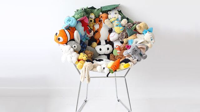 Convierte una simple silla en un suave asiento de peluches