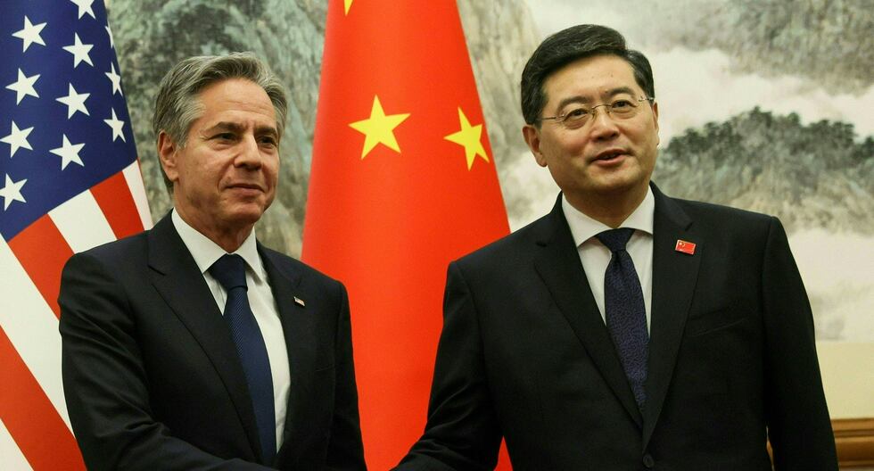 El secretario de Estado de Estados Unidos, Antony Blinken (izquierda), y el ministro de Relaciones Exteriores de China, Qin Gang, se dan la mano antes de una reunión el 18 de junio de 2023. (Foto de LEAH MILLIS / POOL / AFP).