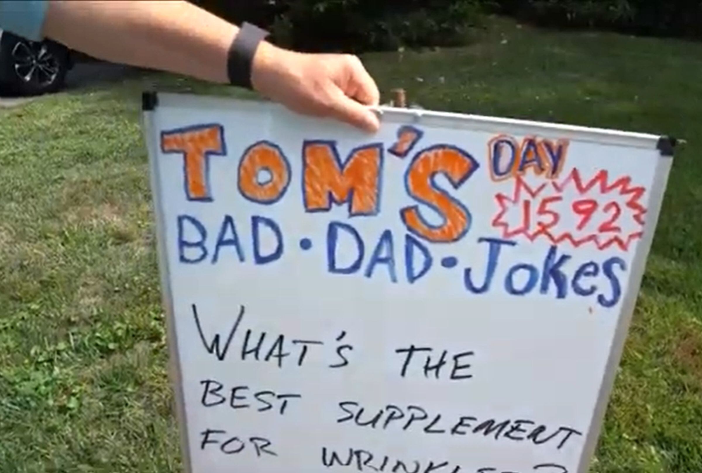 VIDEO VIRAL | Esta imagen muestra el momento en que Tom Schruben coloca la pizarra con su chiste en el jardín de su casa. (Foto: KVUE / YouTube)