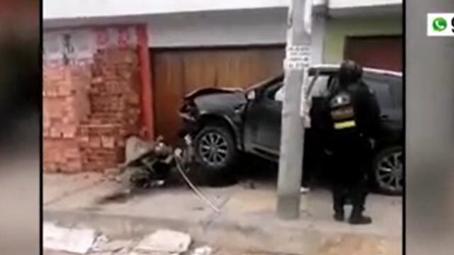 Villa El Salvador: conductor de camioneta choca contra mototaxi y una casa
