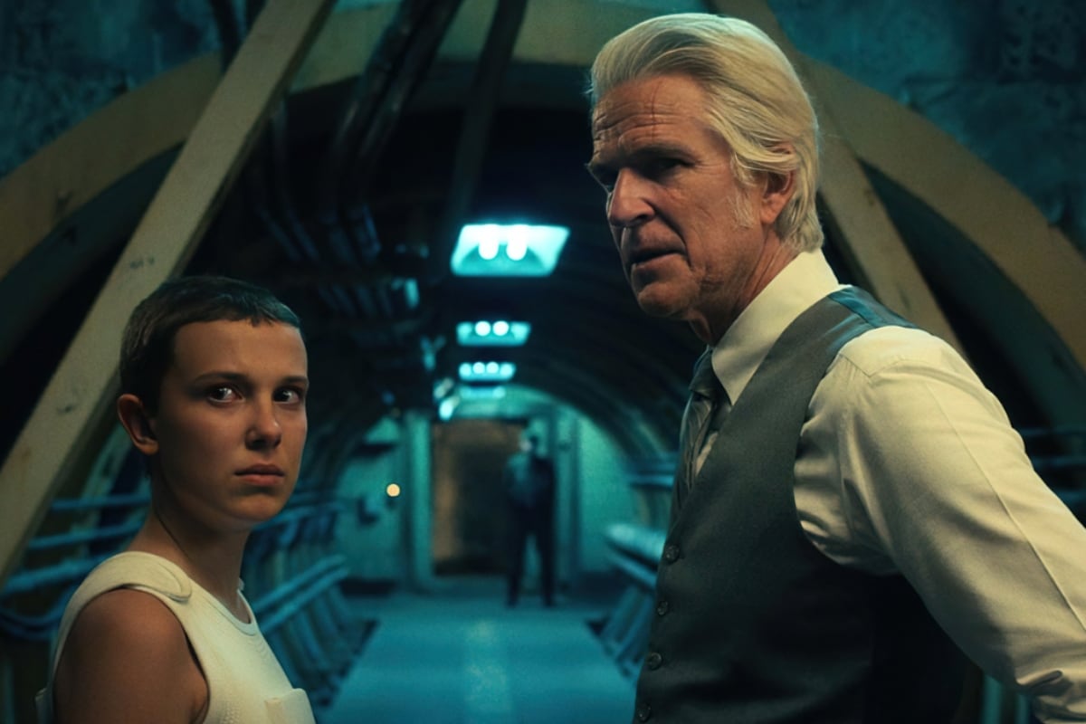 Brenner, de camisa y chaleco, intentando convencer a Eleven que siga con el proyecto Nina (Foto: Netflix)