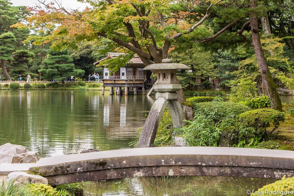 Kanazawa, en la costa oeste de Japón, es famosa por sus impresionantes jardines japoneses. El Kenrokuen, considerado uno de los tres jardines más hermosos de Japón, te transportará a un mundo de serenidad y armonía. Con sus estanques, puentes, cascadas y cuidados paisajes, estos jardines son el lugar perfecto para desconectar y sumergirte en la estética tradicional japonesa. (Foto: Japonismo).