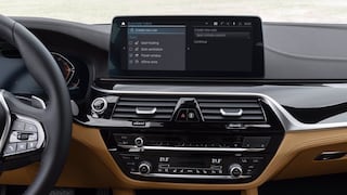 Autos de BMW se venden sin Android Auto y Apple Carplay por escasez de chips