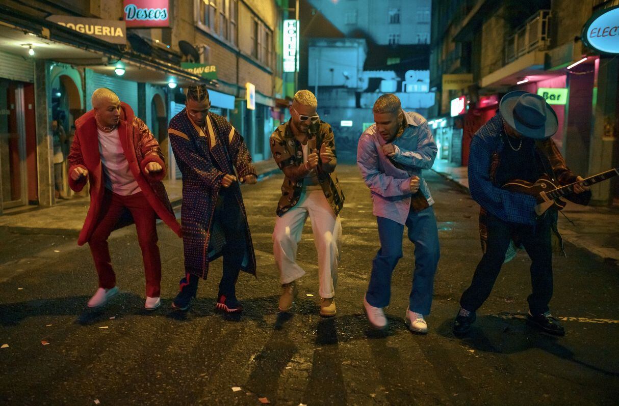 Piso 21 se unió a Maluma para el estreno de su tema “Más de la una”. (Foto: Warner Music)