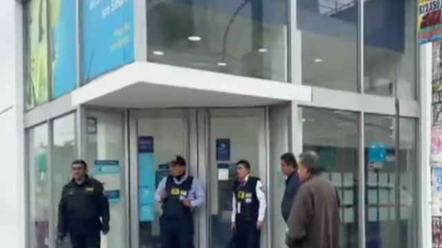 Delincuentes con chalecos de la PNP asaltan banco en Los Olivos | VIDEO  