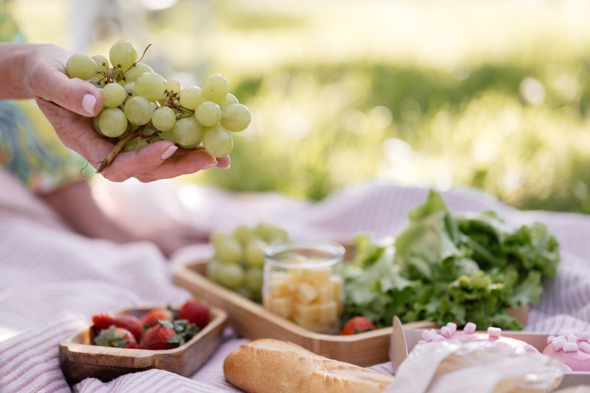 Conoce la manera correcta de desinfectar las uvas para que puedas consumirlas. (Foto: Pexels/SHVETS production).