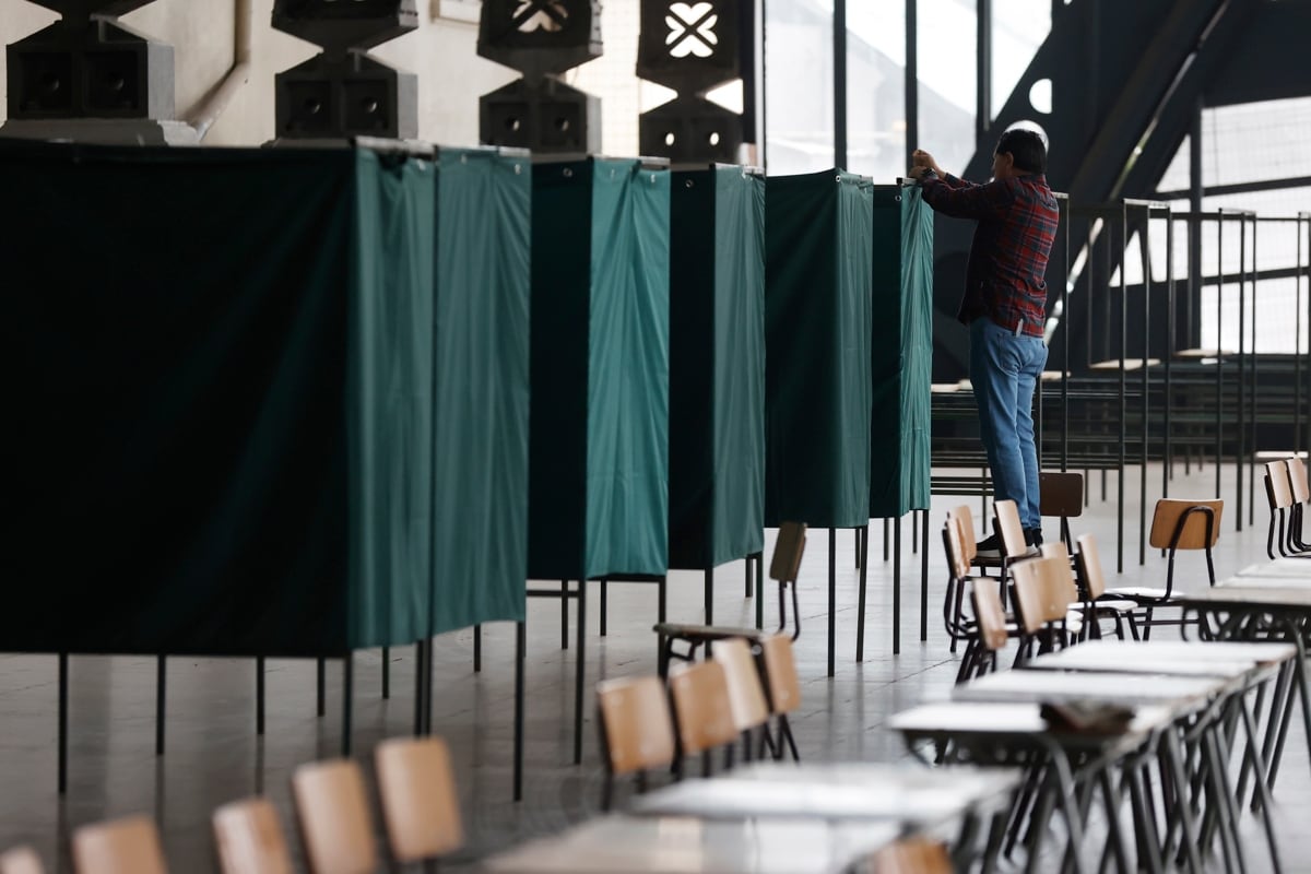 Una persona trabaja en los preparativos para la segunda vuelta presidencial, en Santiago (Chile). (Foto: EFE)