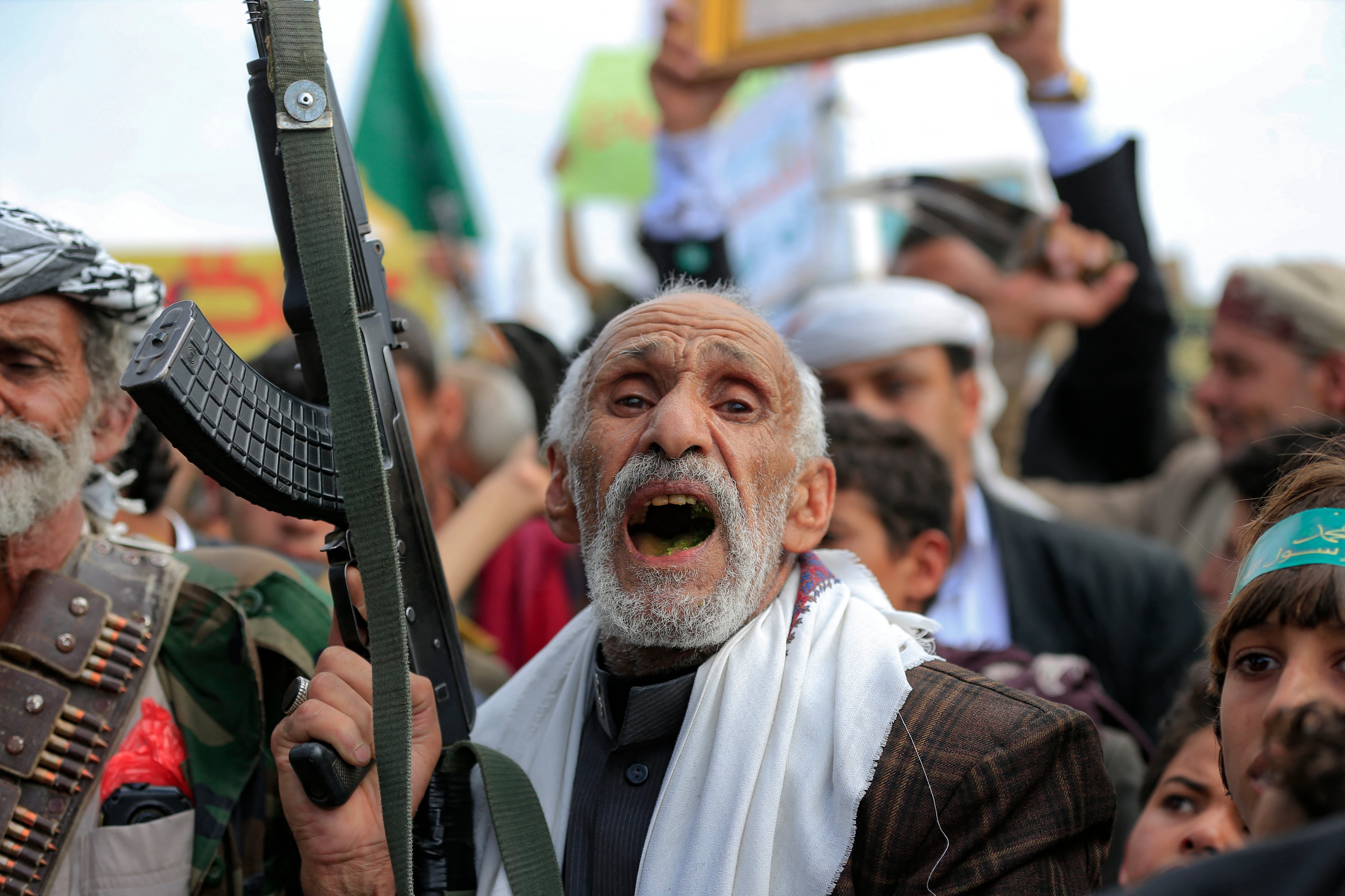 Un hombre yemení armado corea consignas durante una manifestación en solidaridad con los palestinos y en condena a Israel y Estados Unidos, en Saná, la capital gobernada por los hutíes, el 29 de agosto de 2025. (Foto de Mohammed HUWAIS / AFP).