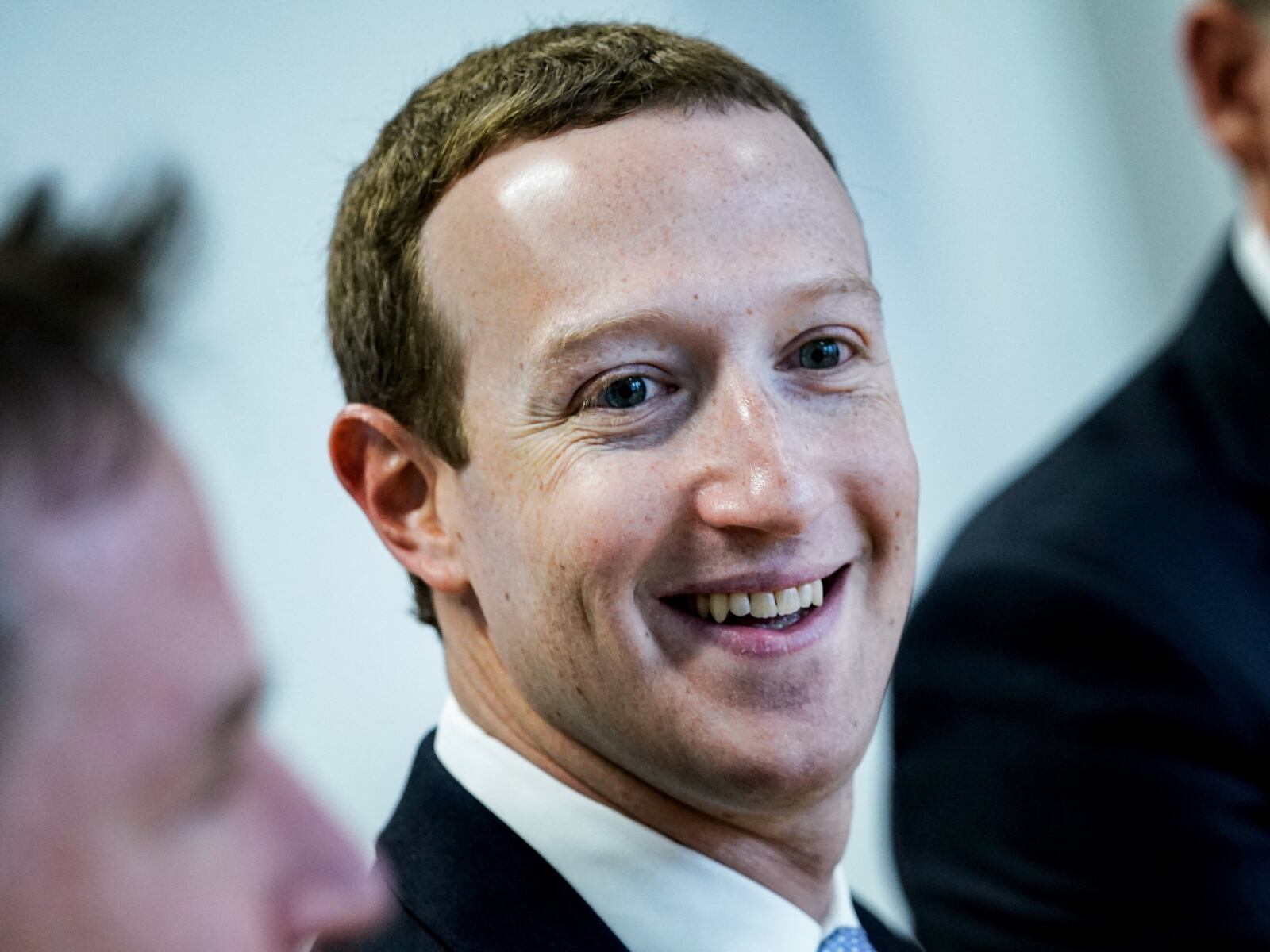 Mark Zuckerberg, CEO de Meta, se dejó ver utilizando su teléfono personal (Foto: AFP)