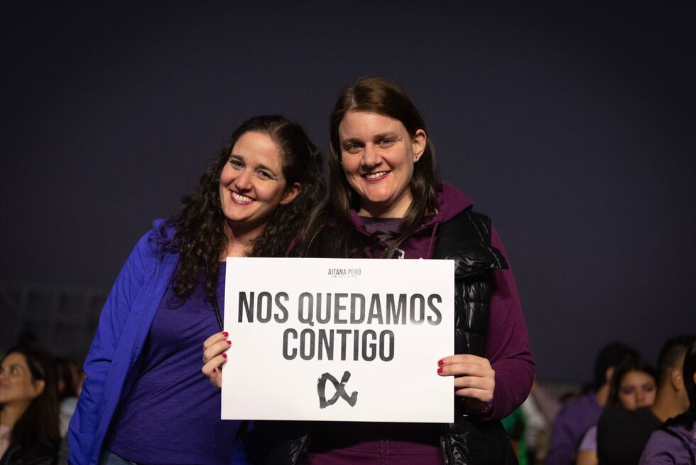 Precedida por la noticia de su reciente rompimiento con Sebastian Yatra, las fans de la española de 24 años parecían dispuestas a arroparla y eso se sintió desde el dress code propuesto por la cantante: el lila y la serie de mensajes de apoyo hacia ella.