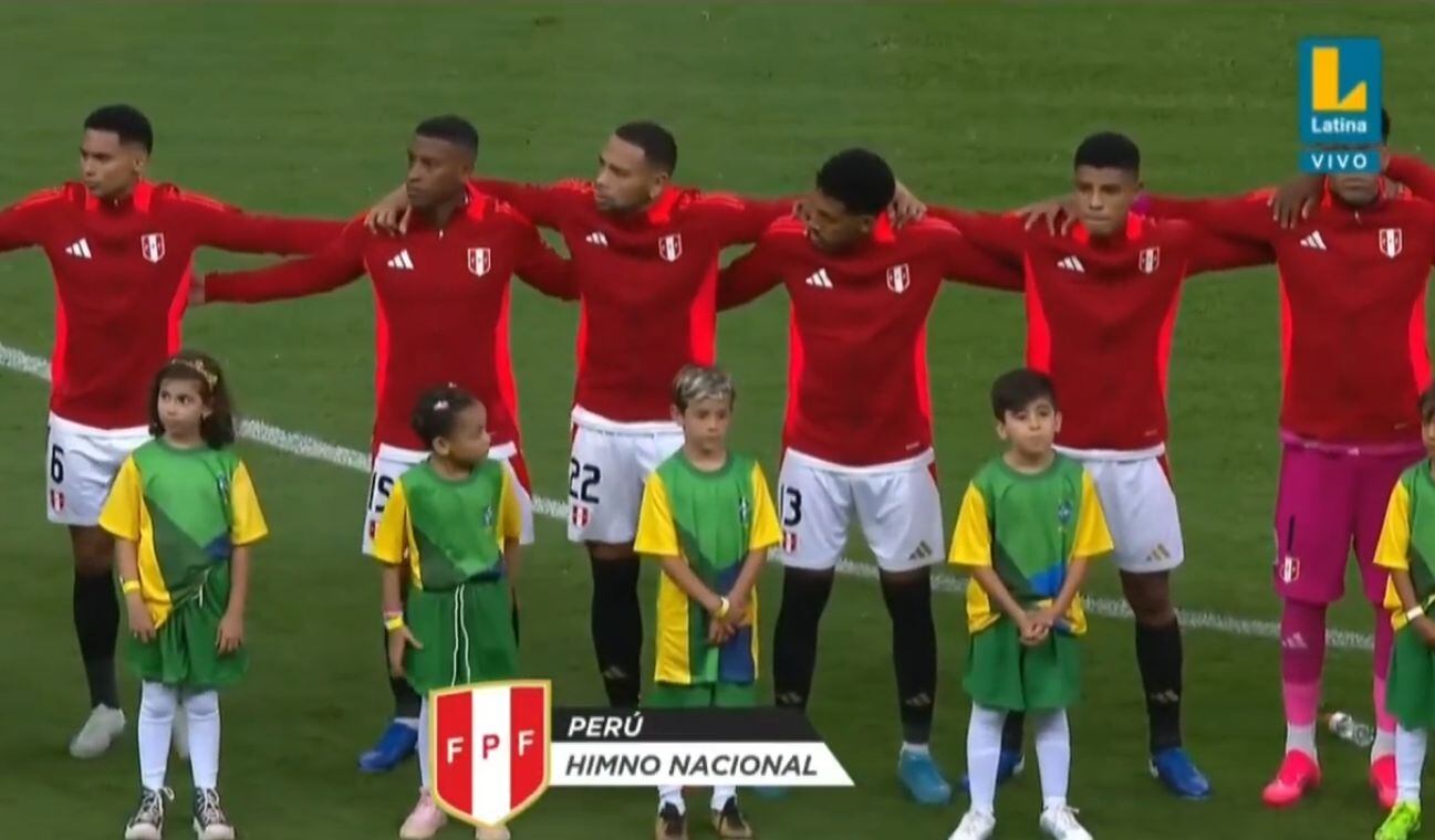 Un buen número de hinchas peruanos llegaron a este recinto deportivo de la capital brasileña para alentar a los dirigidos por Jorge Fossati.