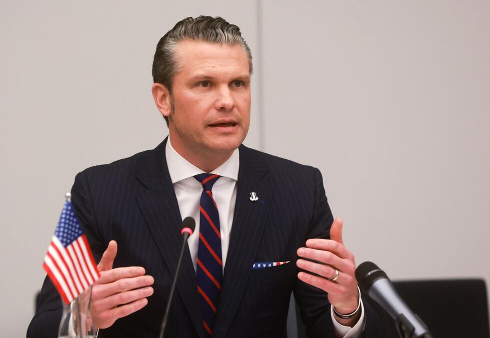 El secretario de Defensa de Estados Unidos, Pete Hegseth, en el inicio de la reunión del grupo de contacto de defensa de Ucrania en la sede de la OTAN en Bruselas, Bélgica, el 12 de febrero de 2025. EFE/EPA/OLIVIER HOSLET
