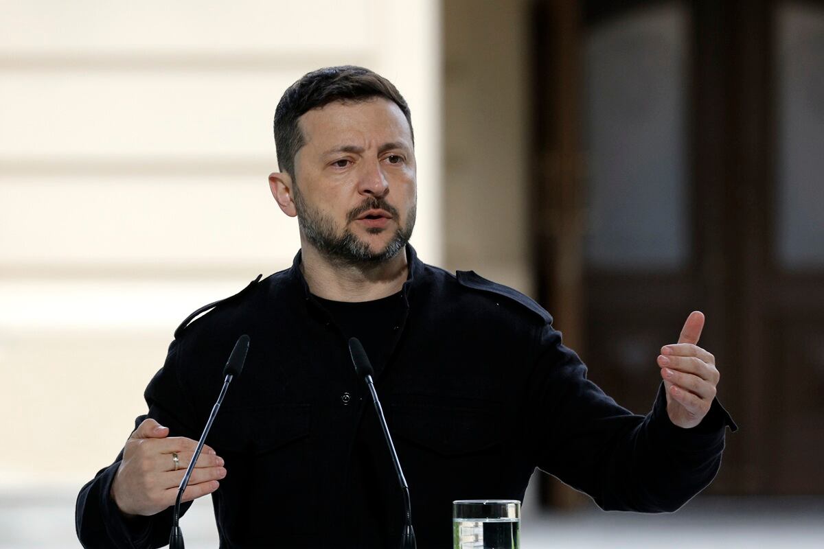 El presidente de Ucrania, Volodymyr Zelensky, hace un gesto mientras se dirige a una conferencia de prensa en el Palacio Mariinskyi, en Kiev, Ucrania, el 10 de mayo de 2025. (Foto de EFE/EPA/SERGEY DOLZHENKO)