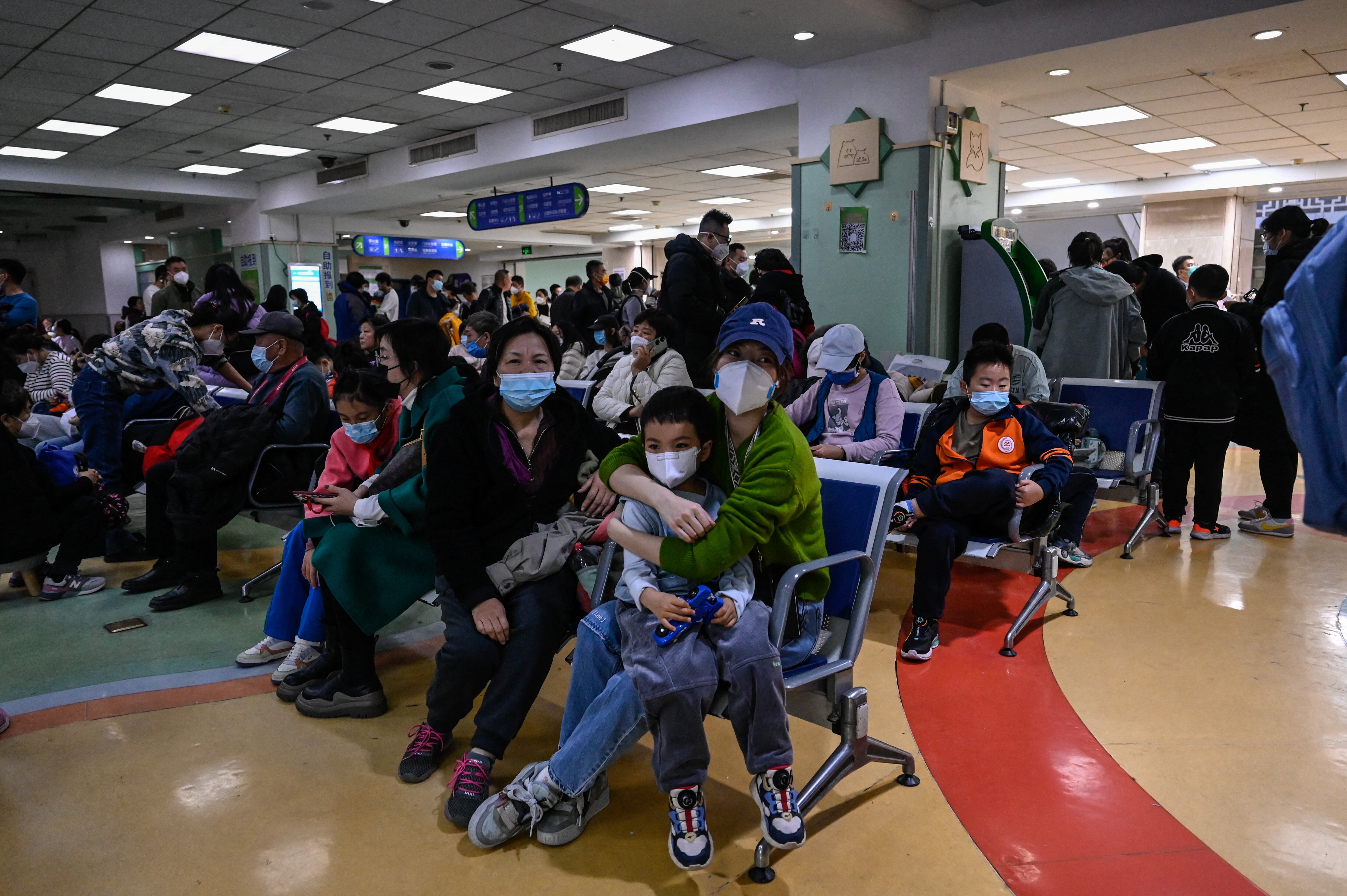 Los niños y sus padres esperan en un área ambulatoria de un hospital infantil en Beijing, China, el 23 de noviembre de 2023. (Foto de Jade Gao / AFP).