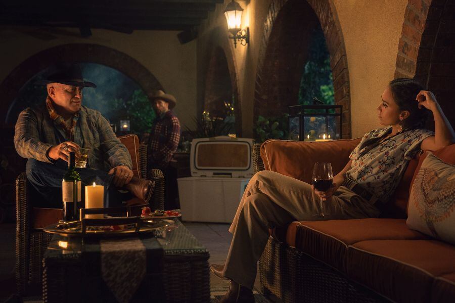 Anthony Michael es Ezekiel y Mark Webber como Jesse. Ambos en el elenco de "Detonantes" junto a la protagonista Jessica Alba.