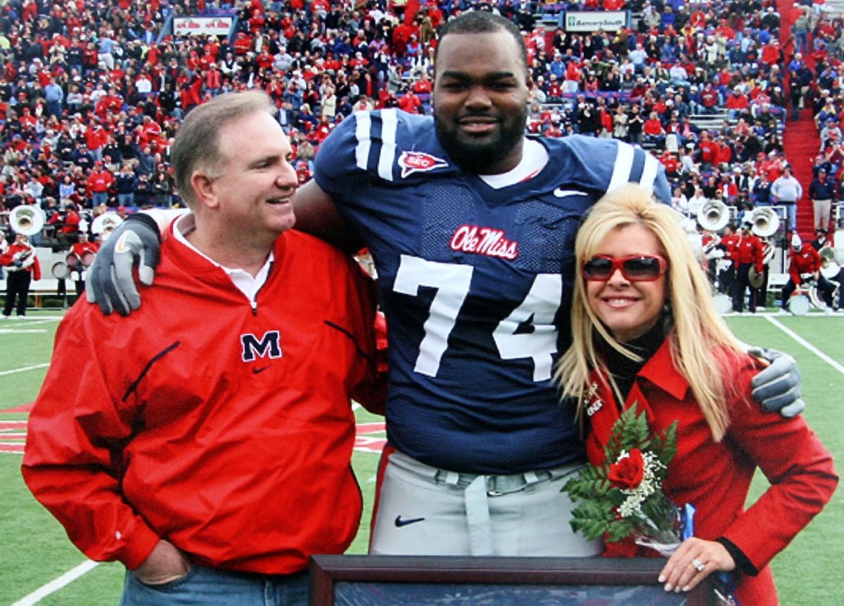 El verdadero Michael Oher junto a los reales Sean y Leigh Anne Tuohy (Foto: EFE)