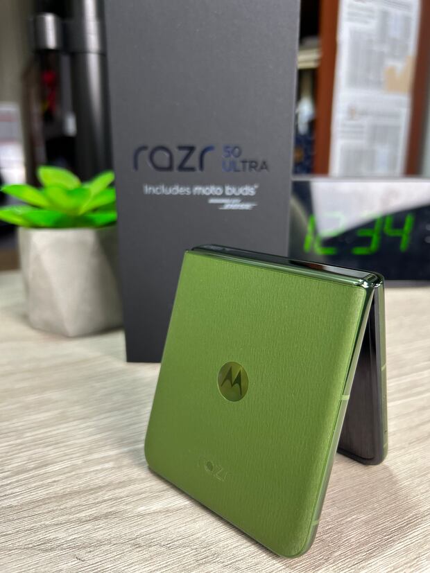 Este año, el Motorola RAZR 50 Ultra repite el diseño de la versión anterior solo con algunos cambios muy ligeros.