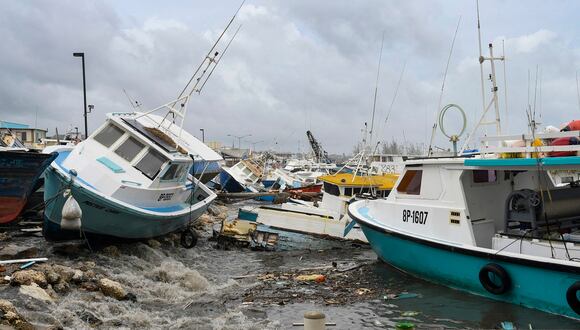 Barcos pesqueros dañados descansan en la orilla después del paso del huracán Beryl en el mercado de pescado de Bridgetown, Bridgetown, Barbados, el 1 de julio de 2024. (Foto de Randy Brooks / AFP)