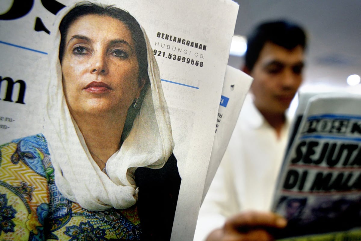 Un hombre lee un periódico que contiene en primera plana informes sobre el asesinato de la ex primera ministra paquistaní Benazir Bhutto en Yakarta, el 28 de diciembre de 2007. (Foto de JEWEL SAMAD / AFP)