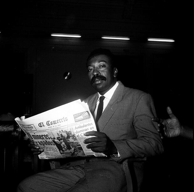 Lima, 9 de marzo de 1961. El gran decimista peruano, Nicomedes Santa Cruz, rindió culto sincero a la venerada imagen del Señor de los Milagros, (Foto: Archivo Histórico de El Comercio)