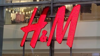 H&M descarta cierre definitivo de su local en Jockey Plaza tras desprenderse candelabro