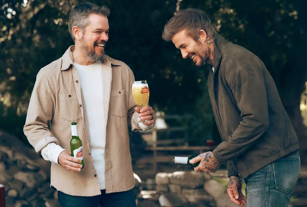 David Beckham y Matt Damon en el comercial que se transmitirá en el Super Bowl 2025. | Crédito: Stella Artois