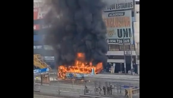 Una unidad de transporte público se incendió de forma repentina en la avenida Túpac Amaru. (Foto: Captura / Twitter)