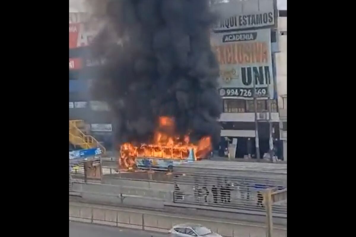 Una unidad de transporte público se incendió de forma repentina en la avenida Túpac Amaru. (Foto: Captura / Twitter)