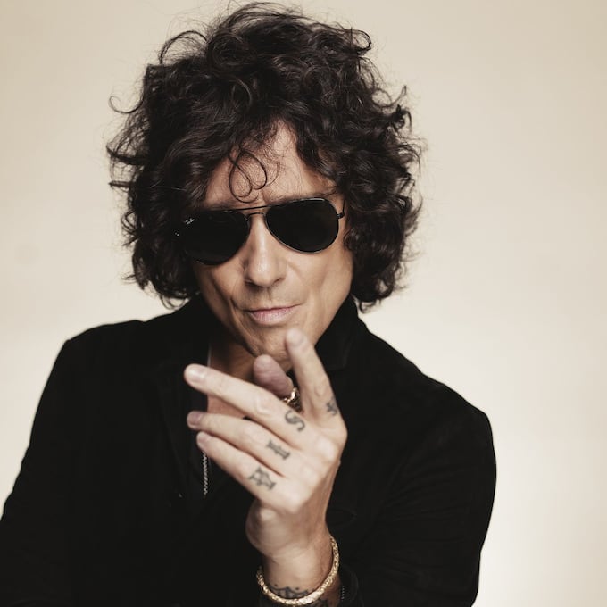 “Escribí un disco entero caminando por el Perú con una mochila y un charango”