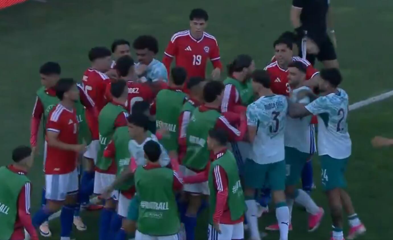 ¡Se fueron a las manos! Rafael Leao e Iván Román fueron expulsados en el Portugal vs. Chile