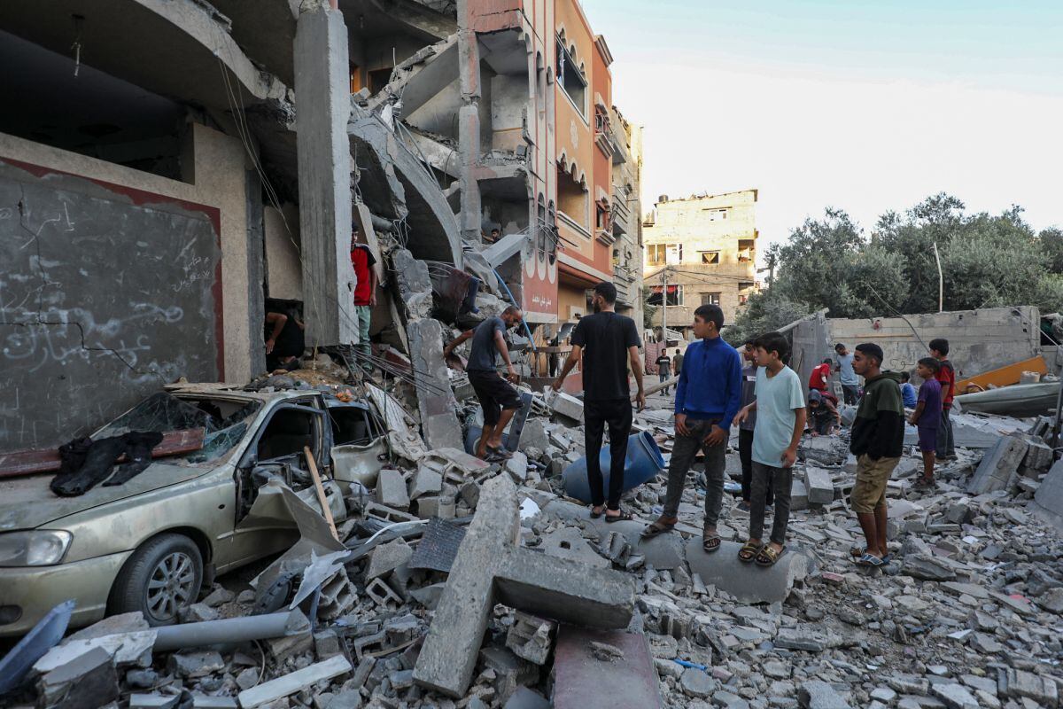 Palestinos revisan los escombros de los edificios alcanzados por un ataque israelí en el campo de refugiados de Nuseirat, en el centro de la Franja de Gaza, el 25 de septiembre de 2025, mientras Israel intensifica su ofensiva aérea y terrestre para capturar la cercana Ciudad de Gaza. (Foto de Eyad BABA / AFP)