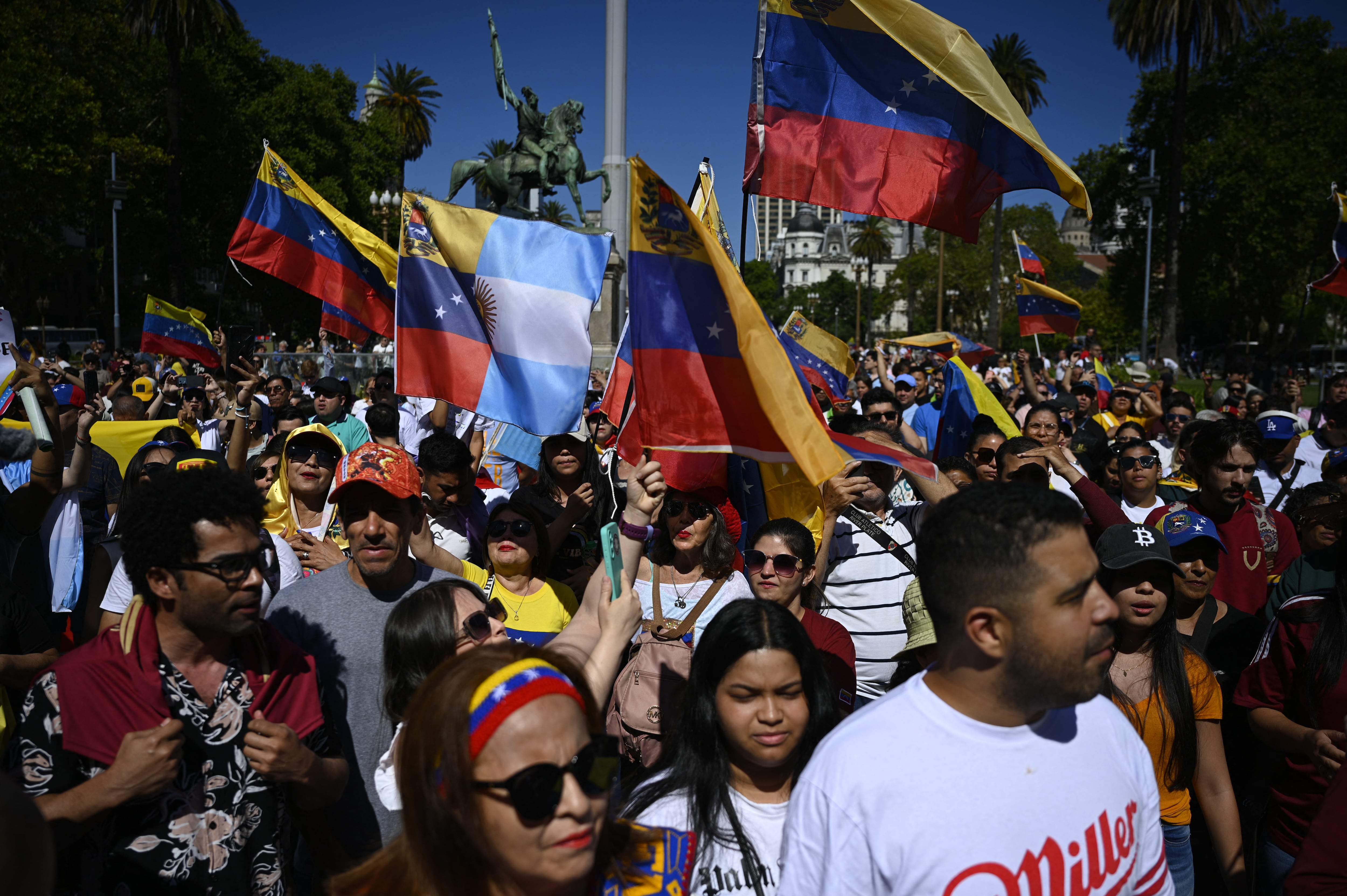 Los venezolanos en Argentina se reúnen en la Plaza de Mayo en apoyo al líder opositor venezolano Edmundo González Urrutia en Buenos Aires el 4 de enero de 2025. (Foto por LUIS ROBAYO / AFP)