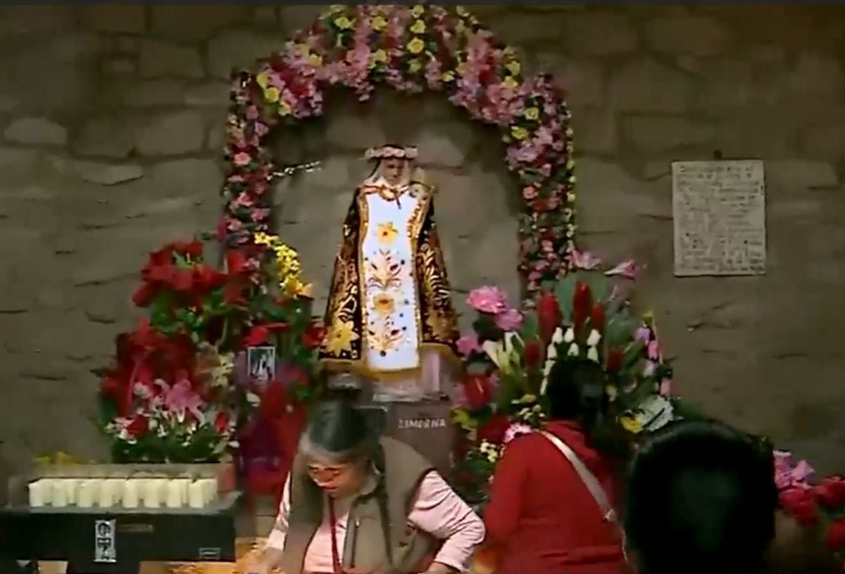 El público acude para orar en los diversos ambientes de la casa de Santa Rosa. Foto: Canal N