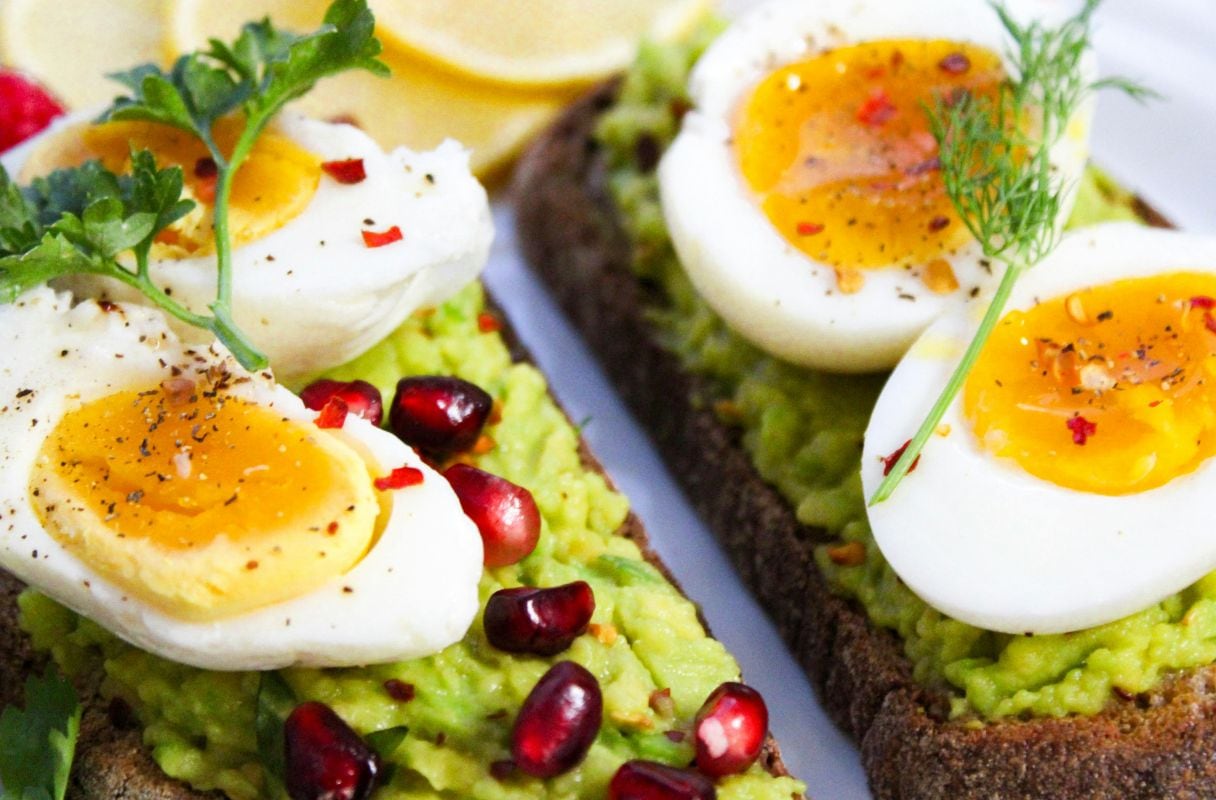 SALUD | Poner dos huevos duros sobre un tostón de palta es una gran opción para un desayuno saludable. (Foto: Jane Trang Doan / Pexels)