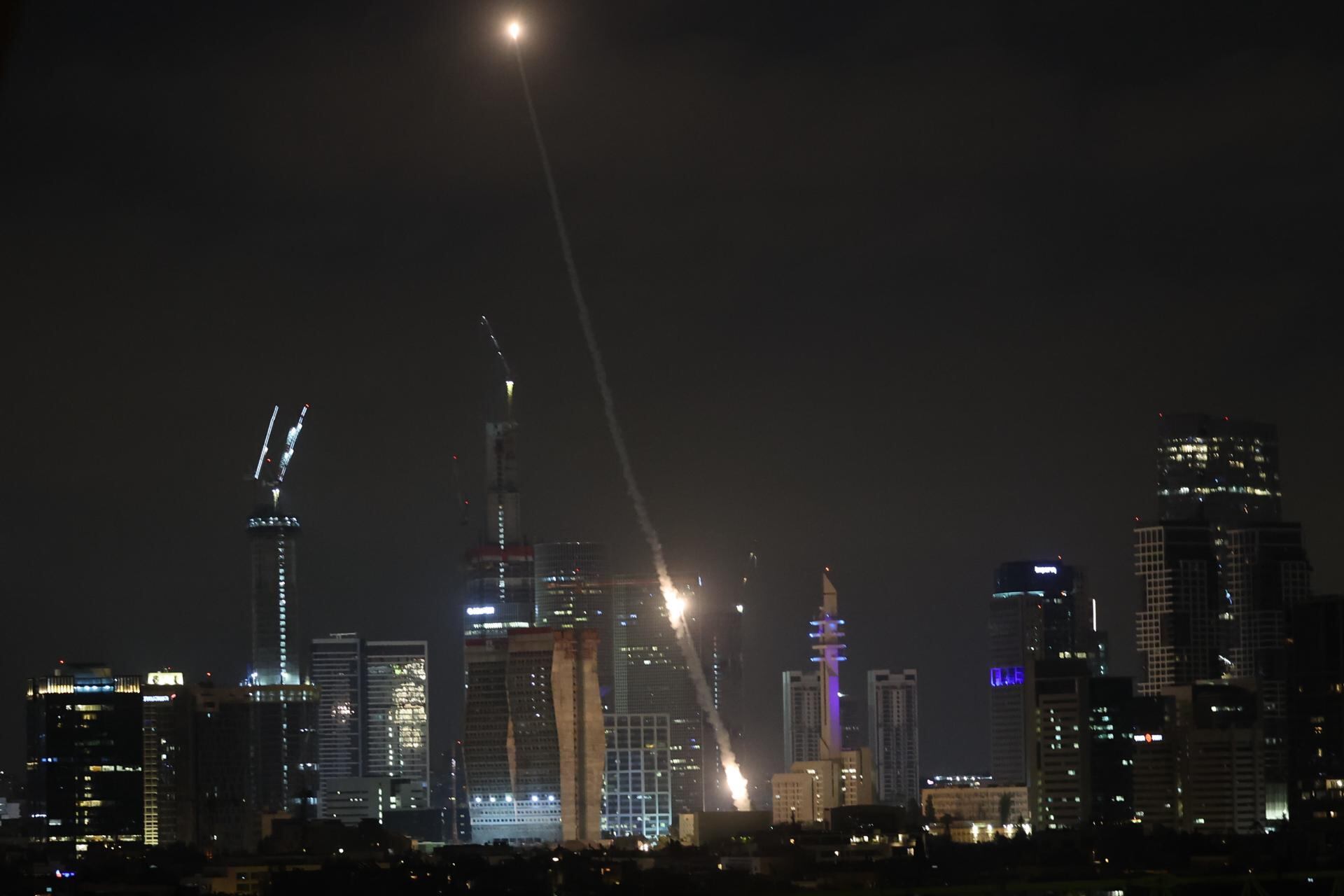 El sistema antimisiles israelí intenta interceptar misiles balísticos iraníes sobre el cielo de Tel Aviv, Israel, 17 de junio de 2025. EFE/EPA/ABIR SULTAN