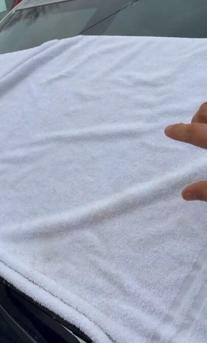 Una toalla podría ser tu mejor aliado al evitar la formación de hielo y escarcha sobre el parabrisas. (Foto: @ceithgriffith)