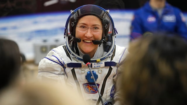 Astronauta impone récord de mujer con más tiempo en espacio 