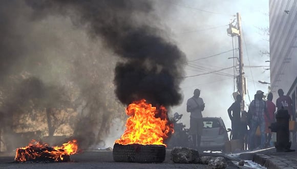 Neumáticos en llamas cerca de la prisión principal de Puerto Príncipe, Haití, el 3 de marzo de 2024, después de una fuga de varios miles de reclusos. (Foto de Luckenson JEAN / AFPTV / AFP)