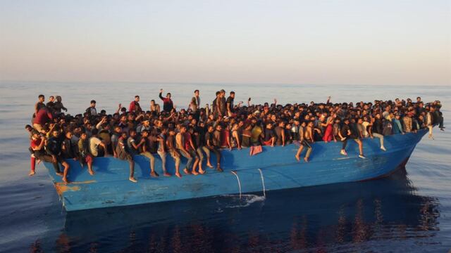 La impactante imagen de más de 500 migrantes en una barca encontrados cerca de Italia 